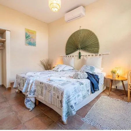 Maison Authentique A Avec Terrasse, Air Conditionne.