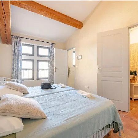 Maison Authentique A Avec Terrasse, Air Conditionne.