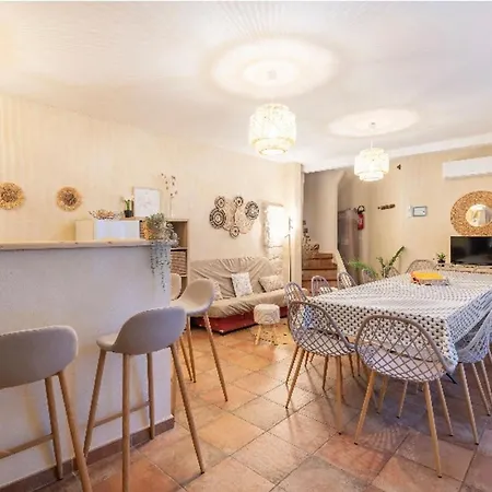 Maison Authentique A Avec Terrasse, Air Conditionne. Сasa de vacaciones Montfrin