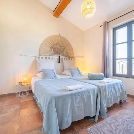 Maison Authentique A Avec Terrasse, Air Conditionne. *