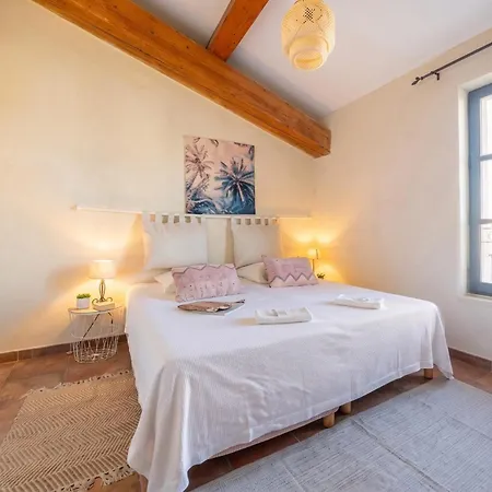 Maison Authentique A Avec Terrasse, Air Conditionne. Montfrin