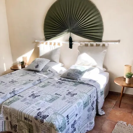 Maison Authentique A Avec Terrasse, Air Conditionne.