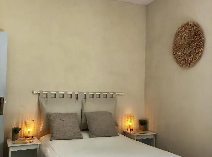 Maison Authentique à Avec Terrasse, Air Conditionné. Casa de Férias Montfrin