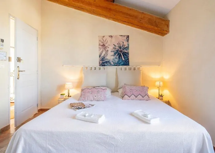 Maison Authentique A Avec Terrasse, Air Conditionne. *